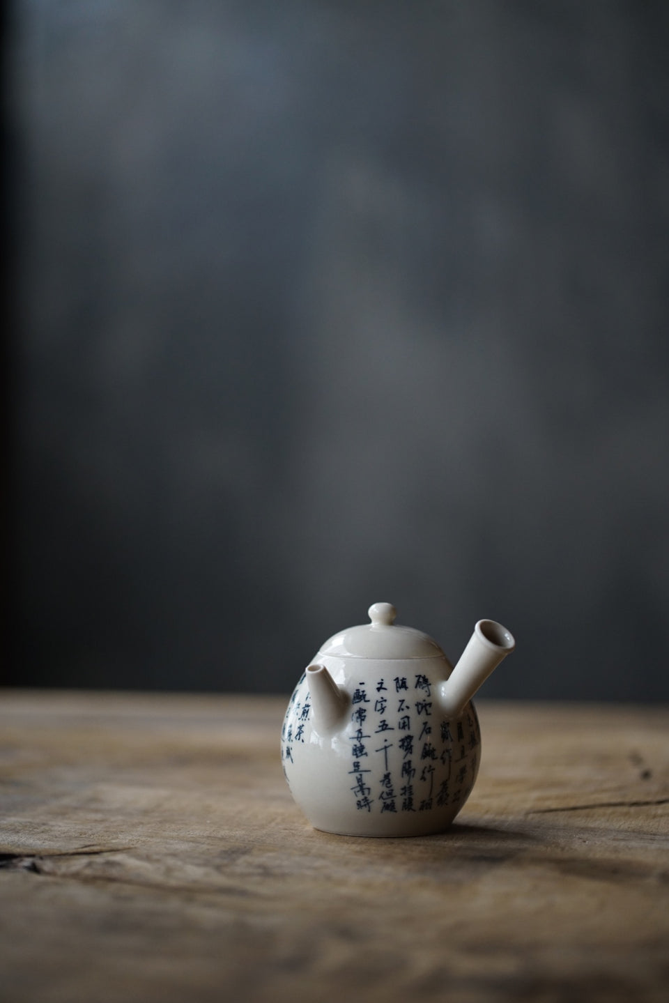 Side-stemmed calligraphy teapot
