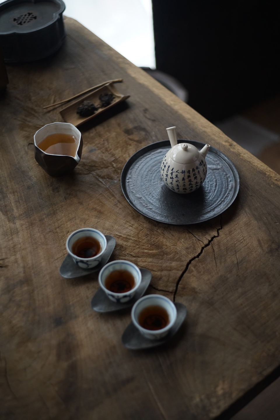 Side-stemmed calligraphy teapot